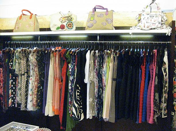 キレイ目でおしゃれなワンピースやブラウスが欲しい時はこのお店で間違いないですね♪