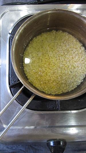 1. 豆に水を加えて30分おいて戻し、米を炊くような要領で煮る。