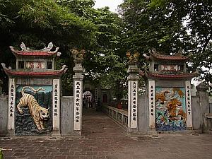 虎と龍の描かれた門