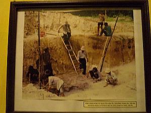 発掘現場の写真です。中部のいたるところで発掘され、紀元前の歴史が徐々に明るみになってきます。