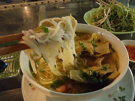 スープは酸味がきいた少し辛めの味付けがニャチャンでは一般的です