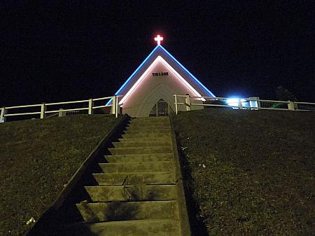 辺りには他に邪魔する明かりがないため、ティンラン教会の放つ光をくっきりと見ることができます。