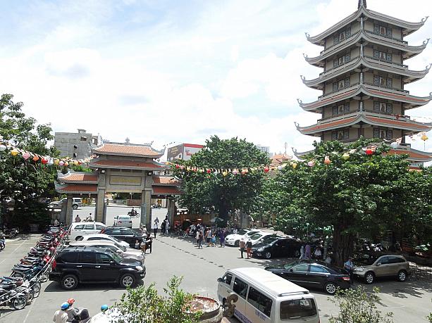 敷地内には七重の塔がそびえ立っています。外国人観光客やベトナム人参拝客で常に溢れています。