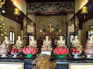 寺の内部には大きな大仏と小さな大仏が安置されています。