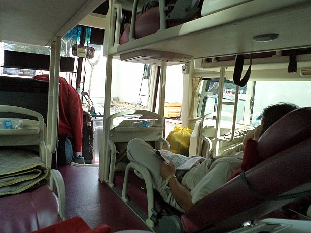 バスは寝台バス。片道千円程度です！