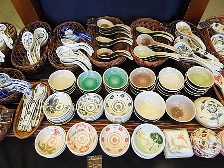 小皿やレンゲは一つ100円から200円程度で買えるものばかりです。実用性もあるので、大量購入がおすすめ！！