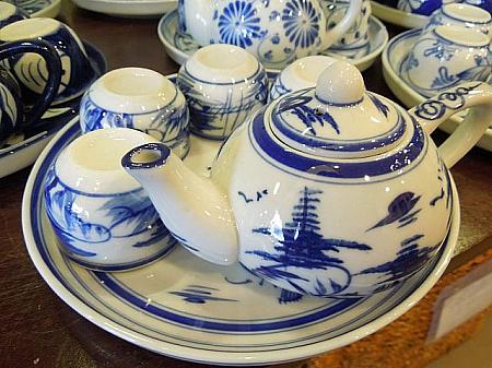 バッチャン焼きのみならず、陶器の代表とも言える急須とマグカップ。マグカップはモダンなデザインもあります。