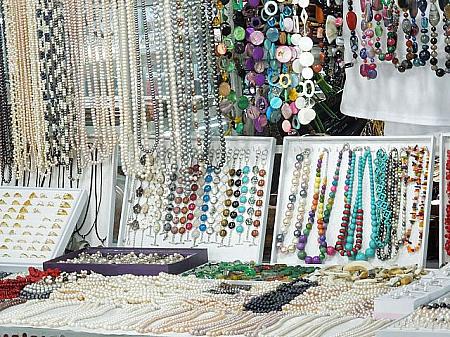 真珠が安く買えますが、模造品かどうか品定めが必要…