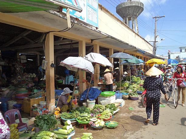 野菜の青空市場。東南アジアらしい光景ですね
