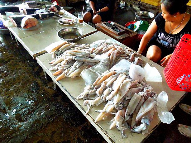 早朝はバクダン通り沿いに魚市が開催されています
