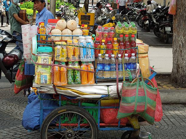 自動販売機がないベトナムでは飲み物を扱う屋台は貴重です！