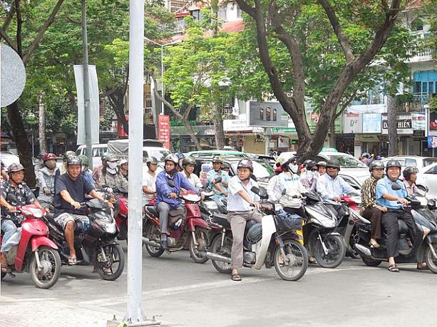 ベトナム名物バイクの行列