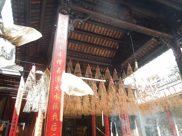 螺旋線香は中国寺院の定番