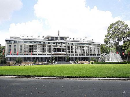 統一会堂。ベトナム戦争時までは大統領官邸でした