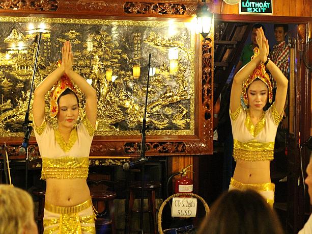 ベトナムといえばこちら。チャムに伝わる伝統舞踊です