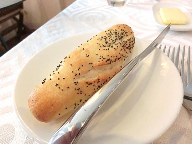 最初にフランスパンがでてきますが、これがとってもおいしい！おかわりできます♪