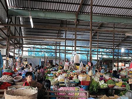 タンアン市場内