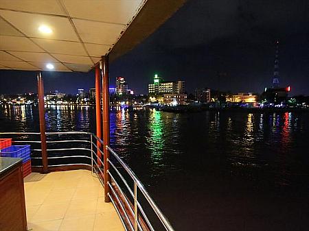 甲板から夜景を愛でましょう