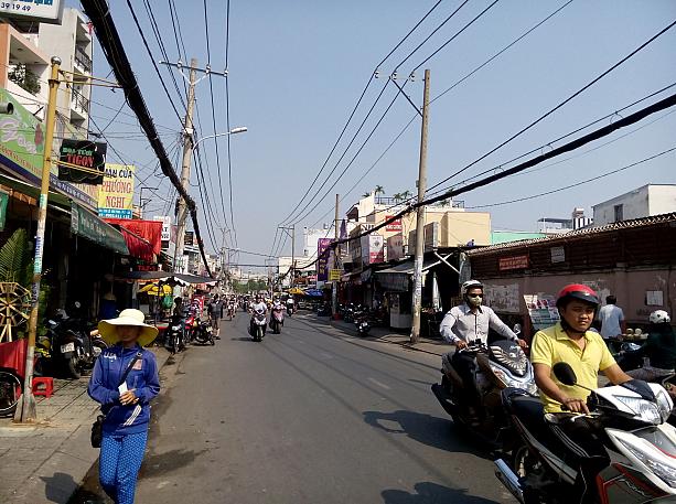 ベトナムらしいローカルな通り。どこにでもありますよ♪