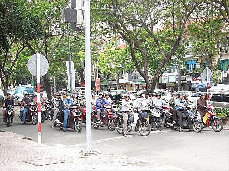 バイク天国のベトナム。すぐ近くのコンビニにもバイクを使う