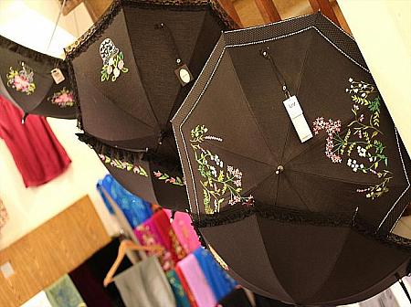 96％紫外線カットの日傘。100ドルと高いですが、品質は高いです