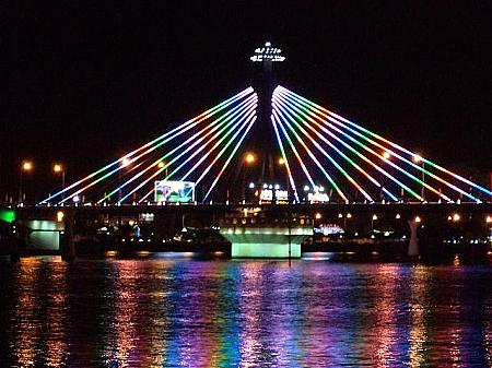 ソンハン橋のライトアップは毎夜見られる