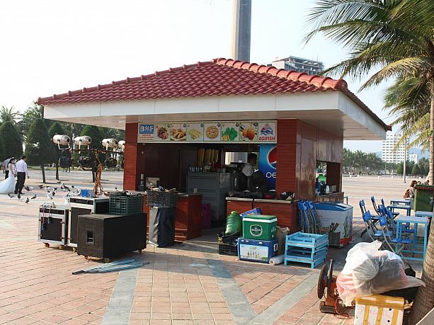 水着ショップや売店、レストランも並んでいます