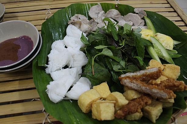 ブンダウマントム。ハノイ料理の王道。食堂で食べられます