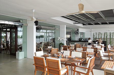 サイゴン川沿いに建つお洒落なカフェレストラン
