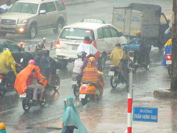 全員ぽんちょを着てバイクを運転