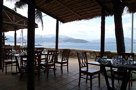 海を眺めながら食事ができるレストラン