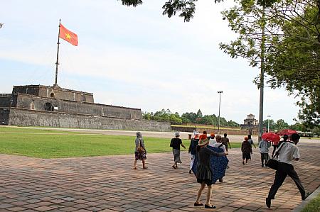 阮朝王宮の敷地内に聳えるフラッグタワー