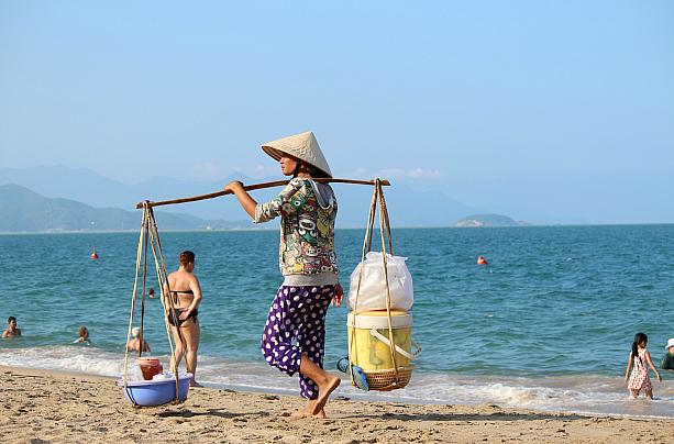 ノンラ―に天秤棒の行商。ベトナムの象徴でもあります