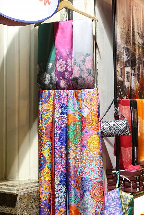 ハンガイ通りではオーダーメイドが人気。シルク製の服を新調してみては