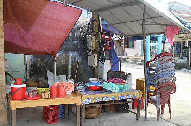 路上の行商や露店食堂もまだまだ現役です