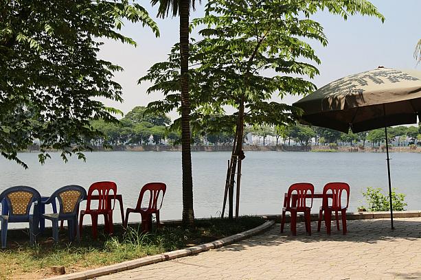 湖畔で営業するオープンカフェ