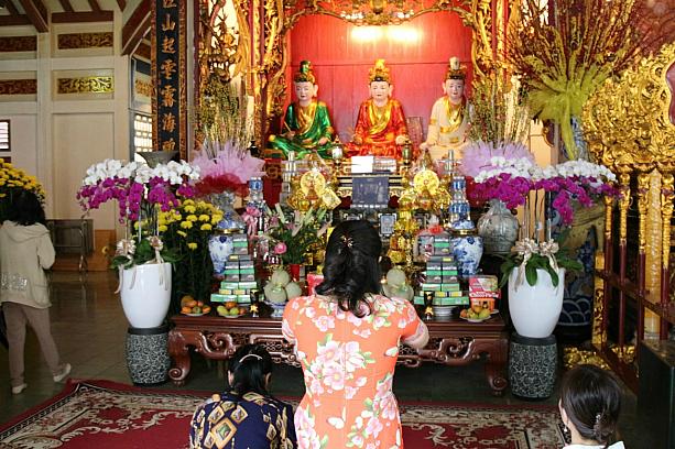 ベトナム人は仏教寺院で参拝。初詣ですね