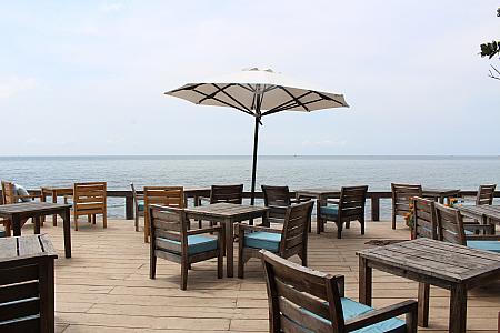 海沿いにあるレストランマンゴーベイ