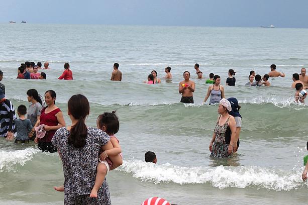 ベトナム人は服を着て海に入ります