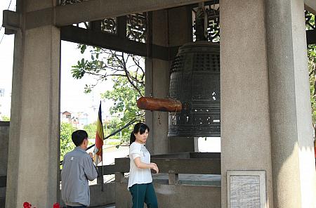 日本の僧侶が寄与した平和の鐘