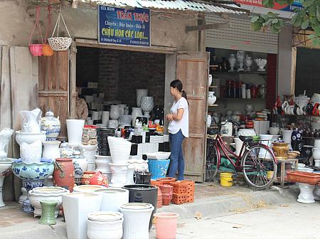 ほとんどの家々が陶器を売っています