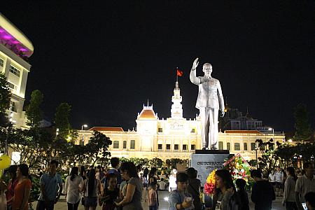 夜の人民委員会庁舎とホーチミン像