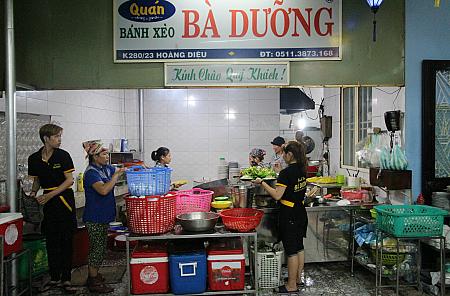 人気のお店はベトナム人で毎夜にぎわっています