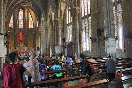 ニャチャン市街地にある教会は内部も入れます