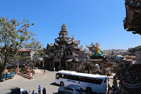 隣町にはこんな豪華な仏教寺院があります