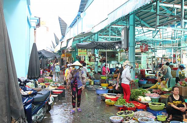 こちらは生鮮食品を売る市場。川沿いにあります