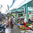 こちらは生鮮食品を売る市場。川沿いにあります