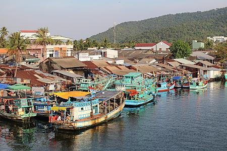 市街中心部に停泊する漁船の数々
