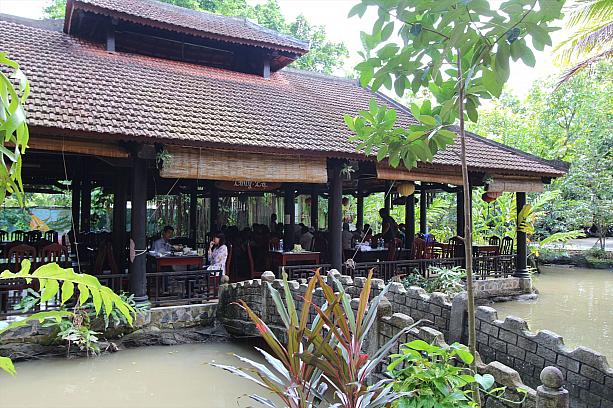 池の上のレストラン。ベトナム料理を食べられます