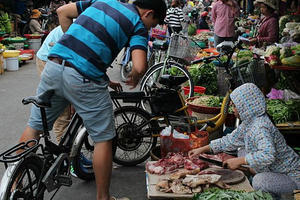 バイクにまたがりながら買い物するのがベトナム流です
